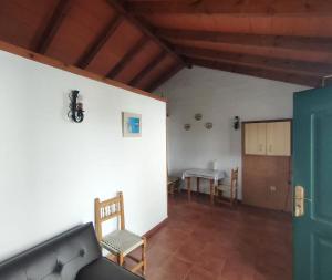 sala de estar con sofá y mesa en Casa Juncal, en Tarifa