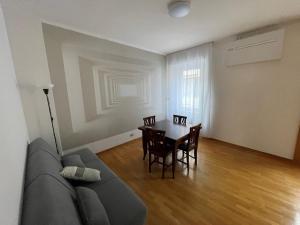 una sala de estar con un sofá y una mesa en Torboletta Apartments, en Nago-Torbole 10 fotos más