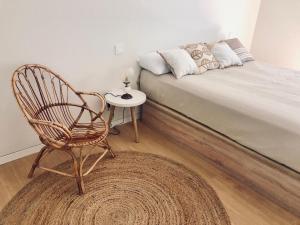 sypialnia z łóżkiem z krzesłem i stołem w obiekcie PARAISOS DE AGAETE w mieście Puerto de las Nieves
