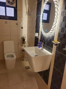 شقة لين طيبة للعوائل Leen Taibah Ap. for family's في المدينة المنورة: حمام مع حوض ومرحاض