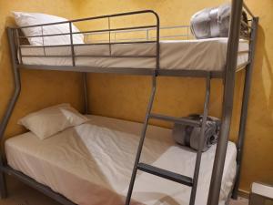 łóżko piętrowe z maszyną na dolnym łóżku piętrowym w obiekcie شقة لين طيبة للعوائل Leen Taibah Ap. for family's w Medynie