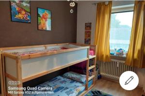 een kinderkamer met een stapelbed en een raam bij Apartment mit 3 Zimmer in Wolfratshausen