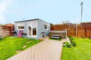 Сад в Love Lancing by the Sea with private Hot Tub sleeps 8 & plentiful free parking