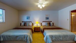 2 camas en una habitación con paredes azules en LP10 Beach House on Stilts, Ocean View from Back Porch, Boardwalk, Outdoor Shower, en Port Aransas
