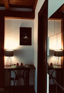 een kamer met twee tafels en twee lampen aan de muur bij B&B A Casa di Silvia in Rocca Massima