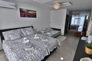 Un dormitorio con una cama con tres patos. en Apartmán Bling s vírivkou Zemplínska Šírava en Kaluža