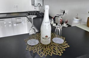 una bottiglia di vino seduta su un tavolo con due bicchieri di Apartmán Bling s vírivkou Zemplínska Šírava a Kaluža