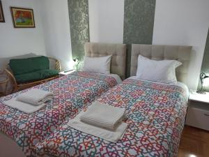 - 2 lits installés l'un à côté de l'autre dans une chambre dans l'établissement La Bella Apartments, à Ohrid