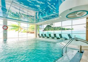 una piscina en un hotel con vistas al océano en Riga Unimars Hotel en Riga