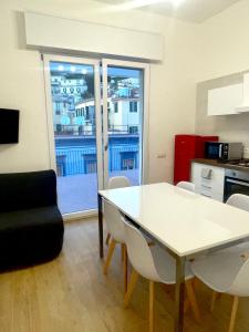 uma sala de estar com uma mesa e uma cozinha em La casa di Toto em Nápoles