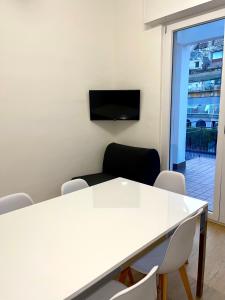 uma sala de reuniões com uma mesa branca e cadeiras em La casa di Toto em Nápoles