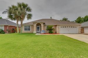 uma casa com uma palmeira e uma garagem em Pensacola Home with Hot Tub 4 Miles to Beach! em Pensacola