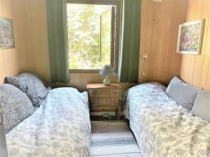 2 camas en una habitación con ventana en Nice Holiday Home Near Tisvilde Town And Beach, en Vejby