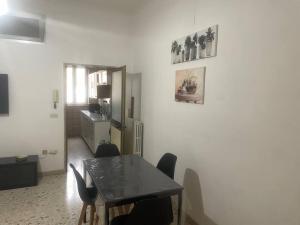 une salle à manger avec une table et des chaises noires dans l'établissement Casa Amore, à Tarente