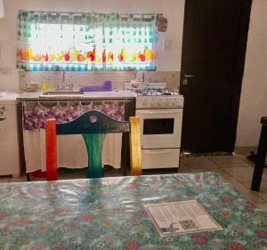 a kitchen with a stove and a sink and a table at AbbeyHouse descanso y vacaciones in Victoria