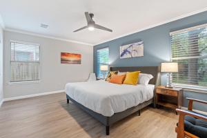 1 dormitorio con 1 cama y ventilador de techo en Your Home Away from Home in Austin!, en Austin