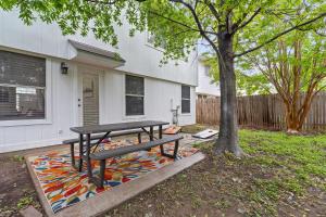 una mesa de picnic en una alfombra delante de una casa en Your Home Away from Home in Austin!, en Austin