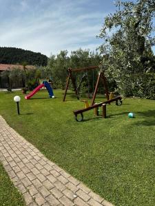 einen Park mit zwei Schaukeln und einem Spielplatz in der Unterkunft Fillis House in Vourvourou