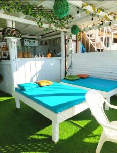 1 cama y 1 silla en una habitación en posada donde Uriel Playa tranquila, en Barú