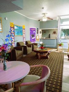 een woonkamer met tafels en stoelen in een kamer bij Grandview Plaza Inn in Junction City