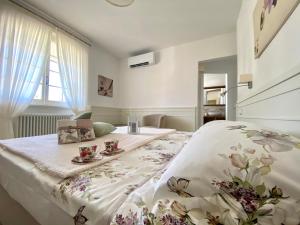 a bedroom with a bed with flowers on it at Bellaisa Bed & Breakfast in Camaiore
