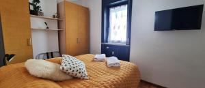 een slaapkamer met een bed met twee handdoeken erop bij Guesthouse Tree Rooms Industrial in Bergamo