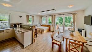 Kuchyň nebo kuchyňský kout v ubytování 4Luxuriöses Ferienhaus in traumhafter Landschaft