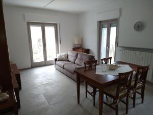 sala de estar con sofá y mesa en Ca' dei Vescu - villetta per vacanze, en Demonte