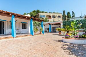 cortile di una casa con colonne blu di Villa Luisa Il Giardino sul mare a Sciacca