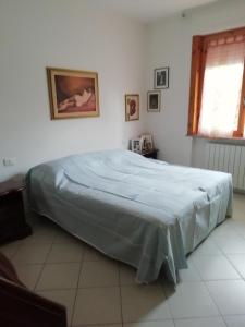 سرير أو أسرّة في غرفة في Casa Rossana