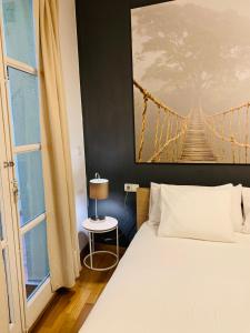 a bedroom with a bed with a picture of a bridge at Hermoso piso en el centro de Barcelona in Barcelona