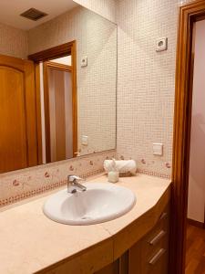 a bathroom with a sink and a mirror at Hermoso piso en el centro de Barcelona in Barcelona