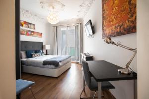 1 dormitorio con cama, escritorio y mesa en 41ARI1045- Fantastic and super spacious 3bed apartment in the Center, en Barcelona