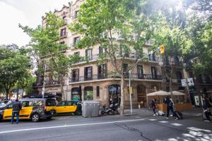 un camión amarillo está estacionado frente a un edificio en 41ARI1045- Fantastic and super spacious 3bed apartment in the Center, en Barcelona