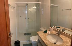 W łazience znajduje się umywalka, prysznic i toaleta. w obiekcie Apartamento Condado de Majorca w mieście Capão da Canoa