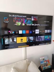 TV a/nebo společenská místnost v ubytování Monaco Cap d’ail Studio & jardin