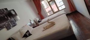 - un lézard jouet sur un lit dans une chambre dans l'établissement Isabela Hotel, à La Paz