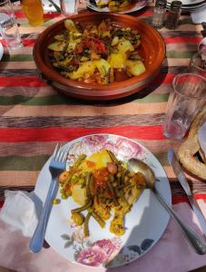 un plato de comida en una mesa con un plato de comida en Auberge Le Mouflon, en Ouirgane