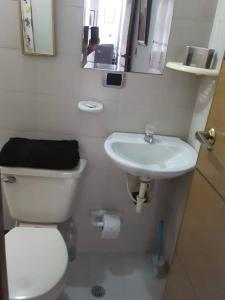 uma casa de banho branca com um WC e um lavatório em Preciosa casa de descanso a 10 min de Villa de Leyva em Sutamarchán