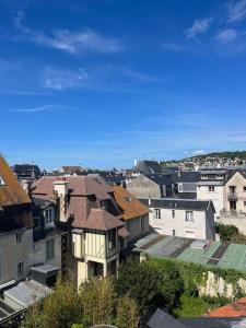 多維爾的住宿－Un été sans fin à Deauville，享有拥有房屋和建筑的城市美景