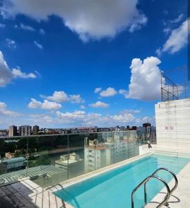 una piscina en la parte superior de un edificio en Amazing Studio in San Telmo with River view en Buenos Aires