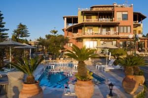um resort com piscina e um edifício em Blue Panorama Villas em Giannoudi