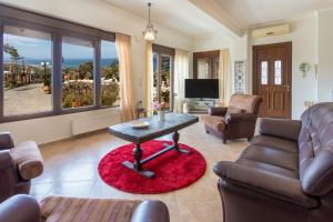 uma sala de estar com um sofá e uma mesa em Blue Panorama Villas em Giannoudi