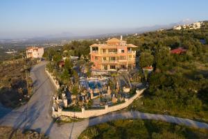 uma vista aérea de uma grande casa numa colina em Blue Panorama Villas em Giannoudi