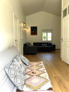 a living room with a couch and a rug at Makivka - A 5 min de Cognac - Maison entière avec 2 chambres in Boutiers-Saint-Trojan
