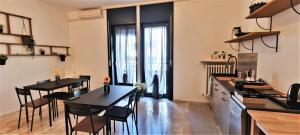 Kuchyň nebo kuchyňský kout v ubytování Guesthouse Tree Rooms Industrial + 37 fotografií
