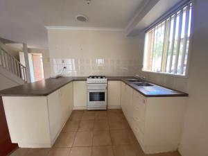 una cucina con lavello e fornello di 5 Beds-Whole House-Carrum Beach- Patterson Lake-Fully Furnished a Carrum