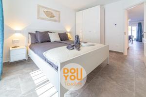 a bedroom with a bed with a sign that says do you transfer at Holiday Apartments Oasis in Los Cristianos +53 photos