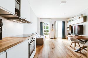 cocina y sala de estar con suelo de madera en MiCo CityLife LuxuryFlat, 100m METRO en Milán