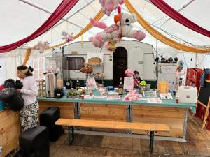 Una donna che scatta una foto di un tavolo in una tenda di Festanation Oktoberfest Camp #2 a Monaco